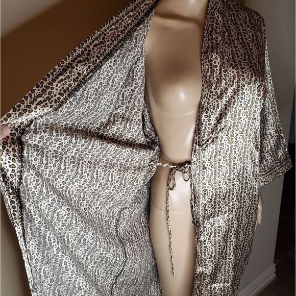 Bed of roses Long animal Print Wrap Robe - Picture 5 of 9